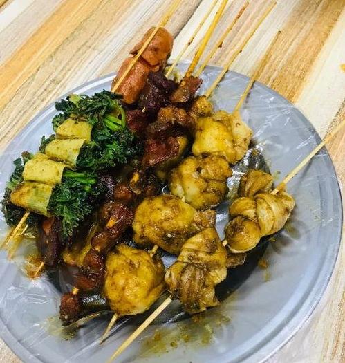 炸串店吃瓜,一场味蕾与笑点的碰撞