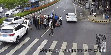 现场吃瓜 东站,吃瓜群众的热闹一幕