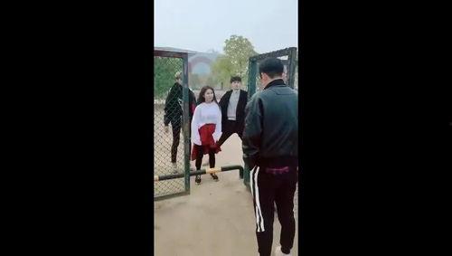 高校隔着铁门吃瓜,高校学子共赏瓜香时光