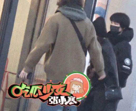 香港吃瓜女生跪地,网络热议背后的社会现象解析